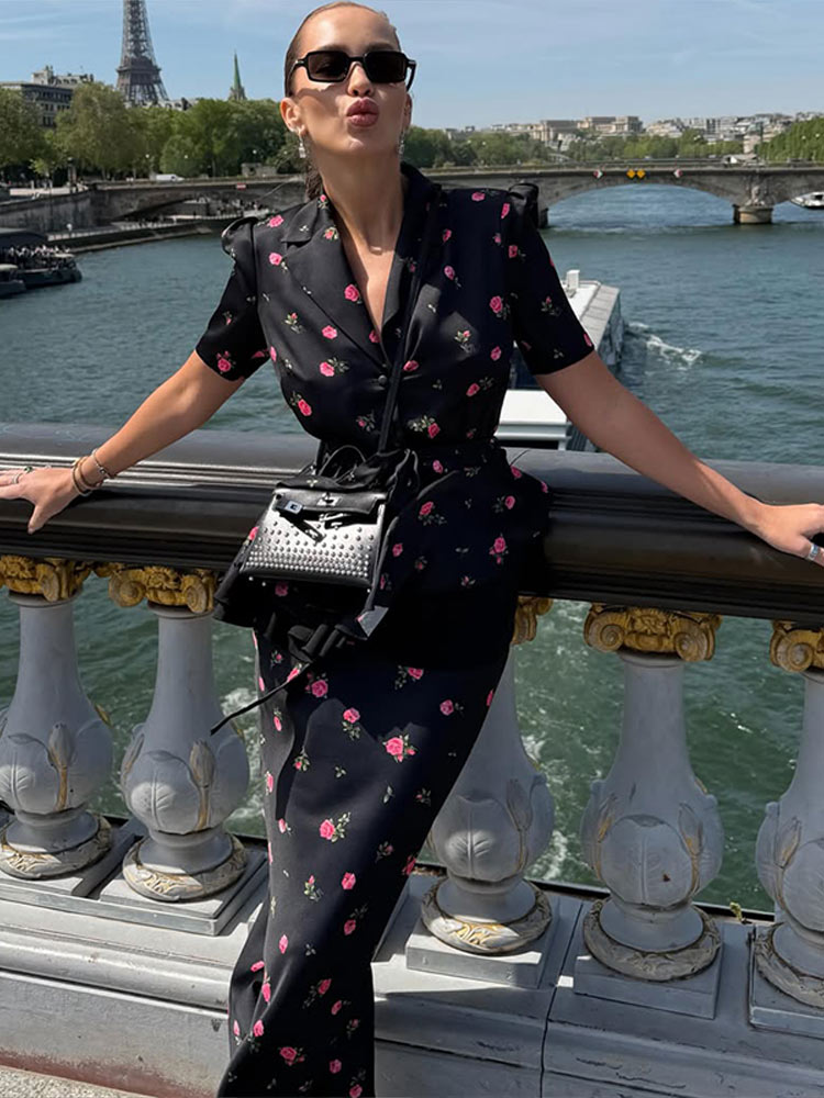 Romper Floral Print - ชุดเซ็ตเสื้อเบลเซอร์ลายดอกไม้ กระโปรงยาวปานกลาง สำหรับผู้หญิง ดีไซน์หรูหรา ปกเสื้อแบบลา펠 แขนสั้น