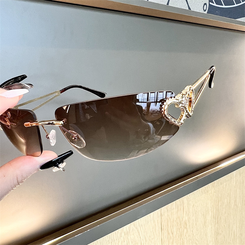 Sunglasses Cat Eye - แว่นกันแดดทรงแคทอายแบบไร้กรอบ รุ่นใหม่ ดีไซน์เมอร์คิวรี่ พร้อมโลหะรูปหัวใจแบบโปร่ง สไตล์ Y2K