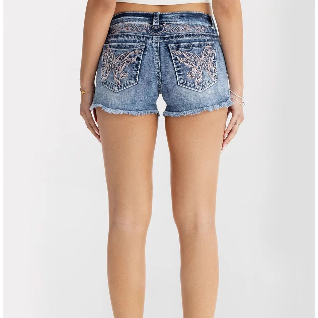 Shorts Denim Frayed - เสื้อผ้าผู้หญิง กางเกงยีนส์ขาสั้นประดับเพชรรูปผีเสื้อสำหรับผู้หญิง สีฟ้าอ่อน ยีนส์ทรงสลิม ขอบรุ่ย กางเกงขาสั้นสุดฮอต