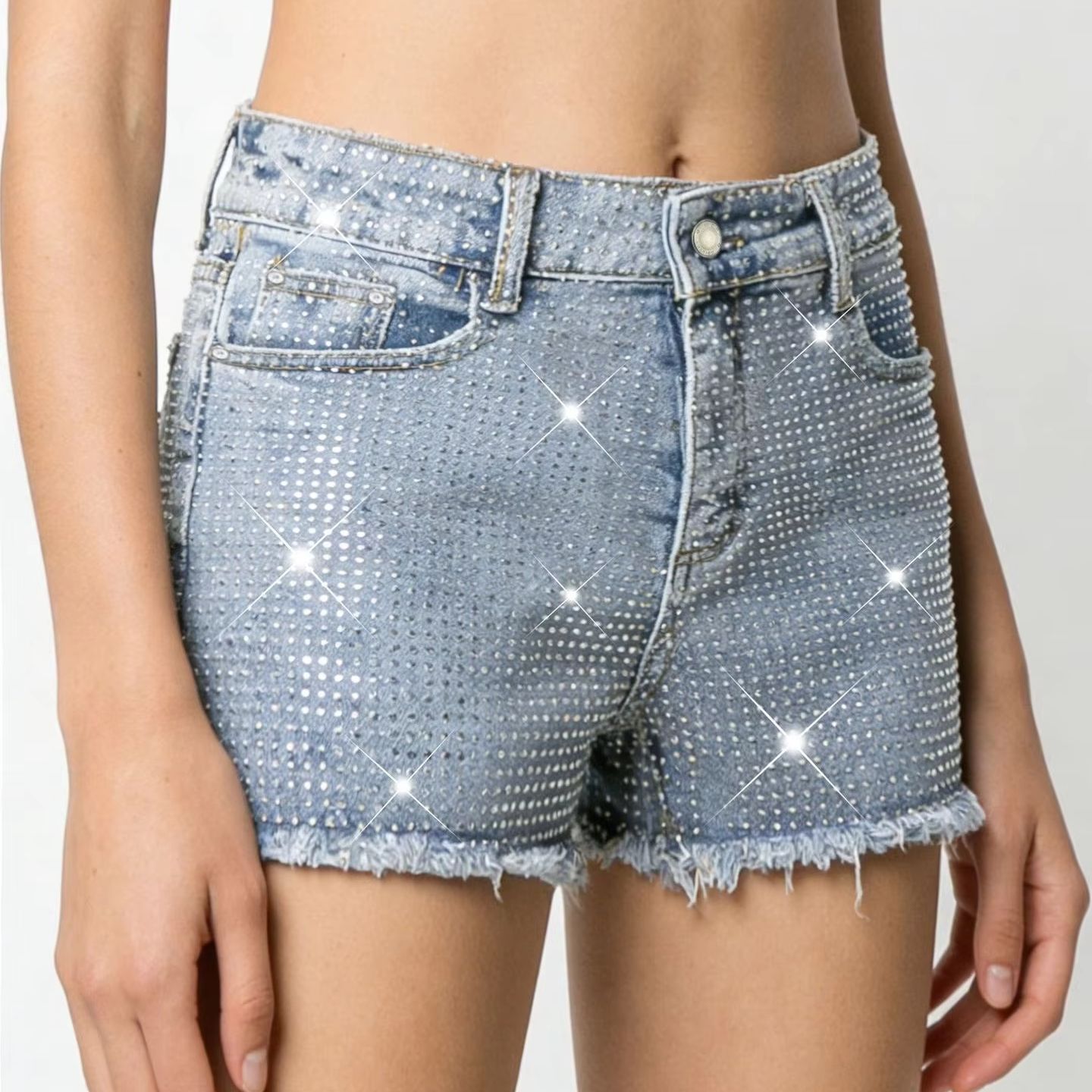 Shorts Denim Frayed - กางเกงยีนส์ขาสั้นสีน้ำเงินแต่งเพชรเต็มตัว รุ่นใหม่ปี 2026 สำหรับผู้หญิง เสื้อผ้าแฟชั่นอเนกประสงค์ กางเกงขาสั้นสุดฮิต