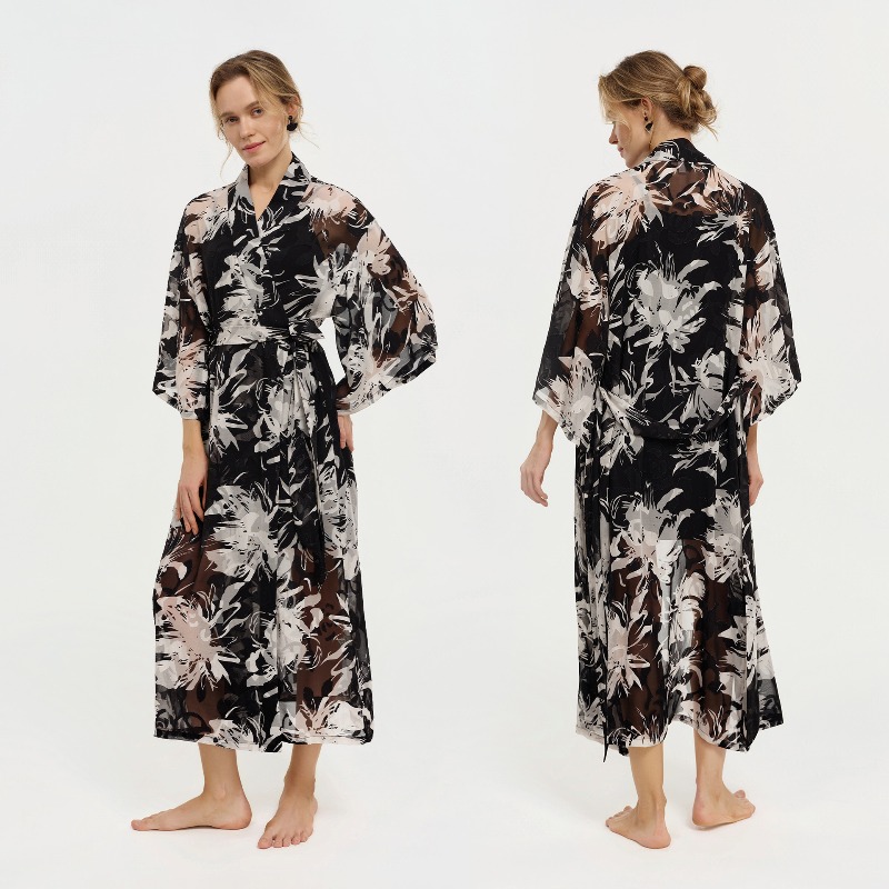 Kimono Sheer Floral - ชุดคลุมอาบน้ำผ้าชีฟองโปร่งแสงลายดอกไม้สีดำขาวสำหรับผู้หญิง คอปกแบบกิโมโน ผูกเชือกเอง แขนสามส่วน ทรงหลวม สวมใส่สบาย